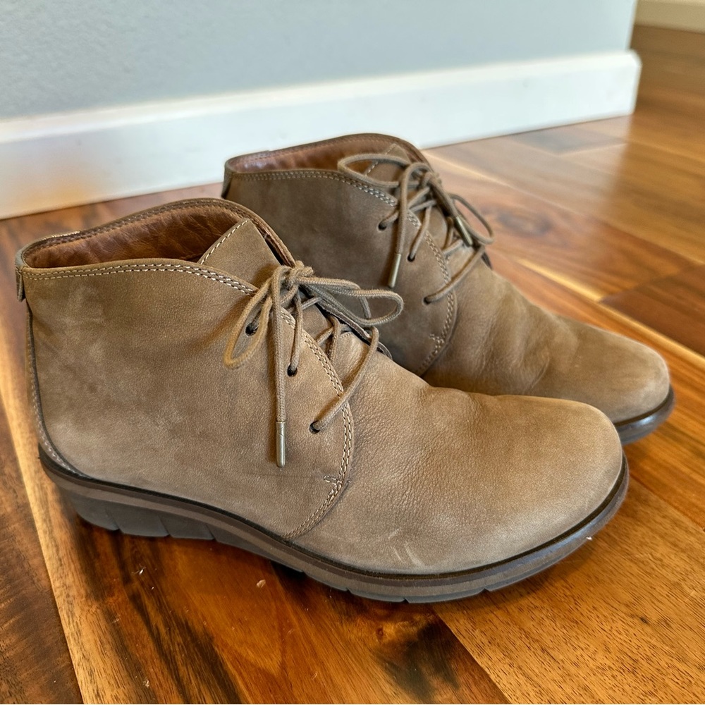 Dansko Women’s size 37 chukka brown suede boots
